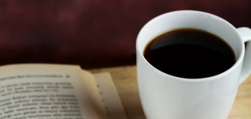 omiljeni par knjiga i kafa 